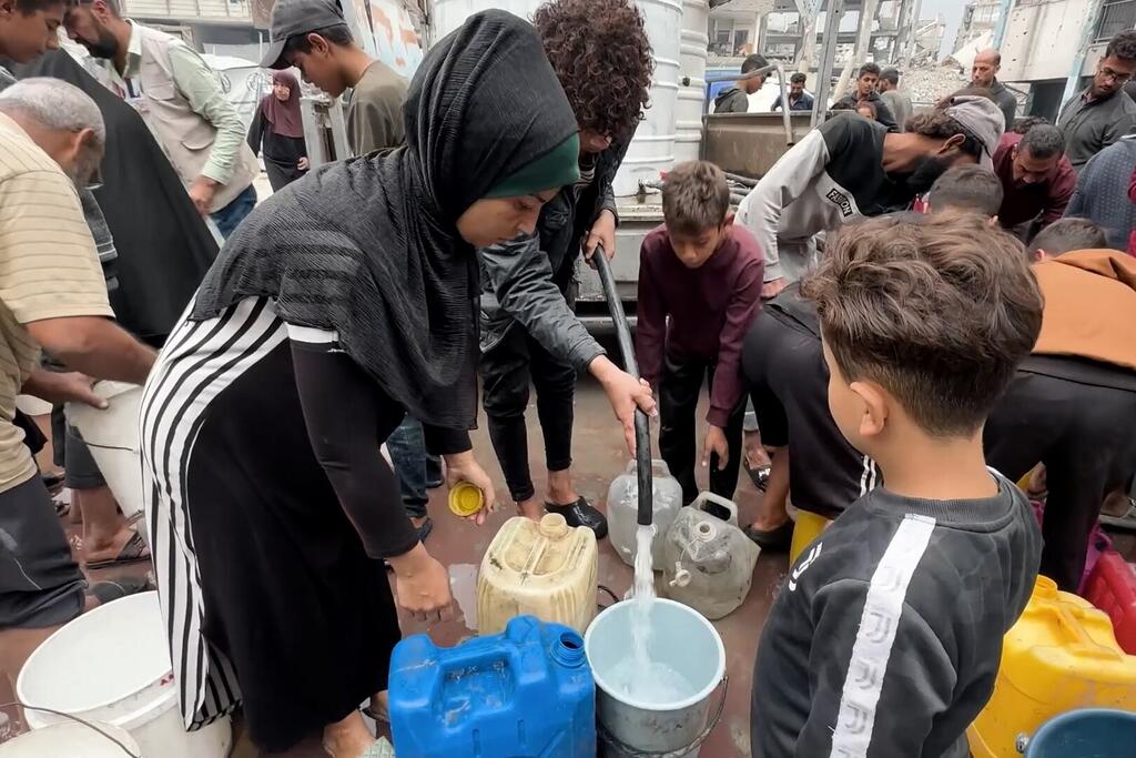 في غزة، يتجاوز البقاء على قيد الحياة مجرد الدخل. تصطف النساء والأطفال لساعات تحت أشعة الشمس لجمع مياه الشرب الآمنة، وهو واقع يومي في مخيمات النازحين.
